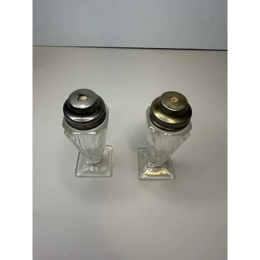 Airko free flow Set of 2 Clear Glass Ribbed Square Salt & Pepper Shakers